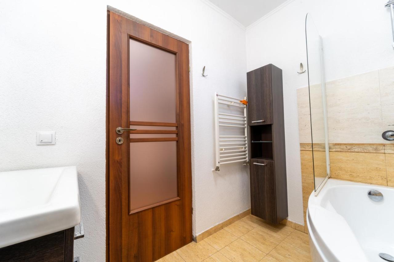 Spacious 3 5* Mansion Near Muzeului Square. Free Parking דירה *